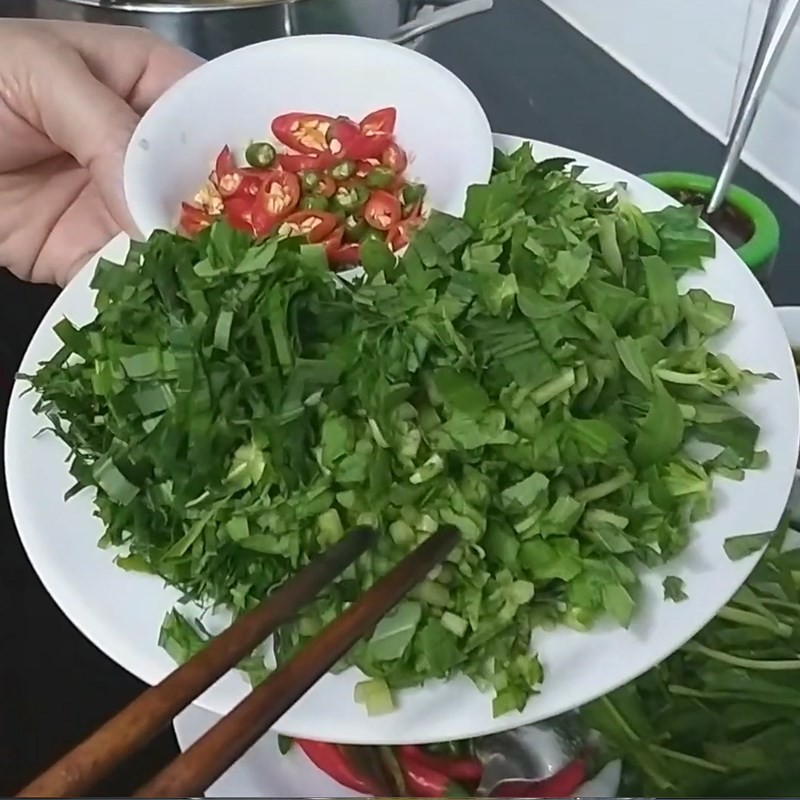 Rau thơm, ớt và lá gừng tươi đã thái nhỏ chuẩn bị ăn kèm