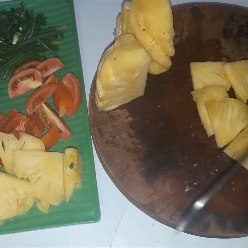 Dứa tươi đã gọt vỏ và cắt miếng để nấu canh