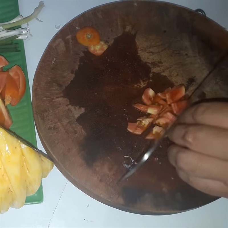 Cà chua được cắt múi cau để tạo màu và vị cho canh thơm