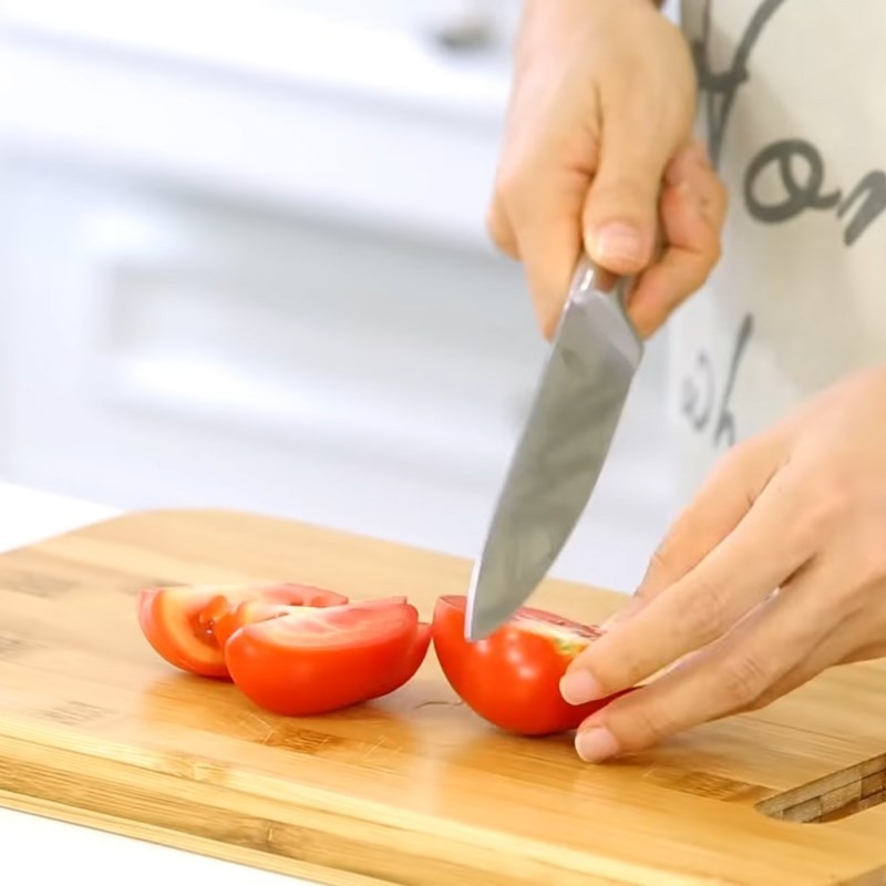 Cà chua đã cắt múi cau và rau thì là đã thái khúc