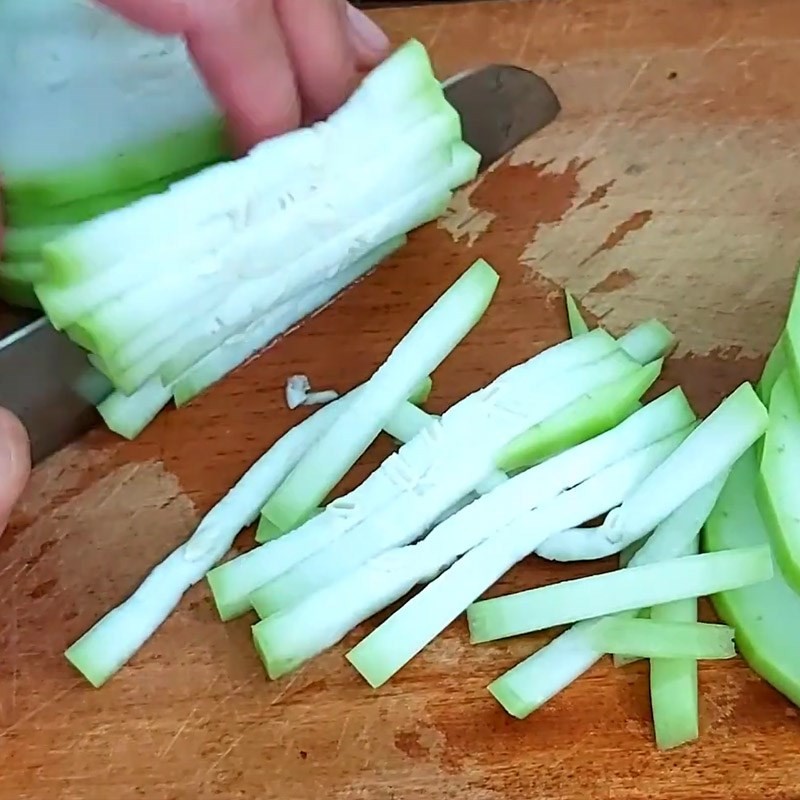 Nấm bào ngư sau khi ngâm nước muối, rửa sạch và xé vừa ăn cho món canh