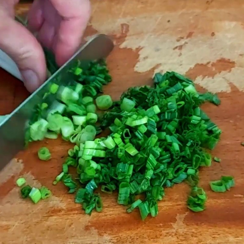 Thái nhỏ hành lá và băm hành tím, các gia vị cơ bản cho cách nấu cua nấu bầu