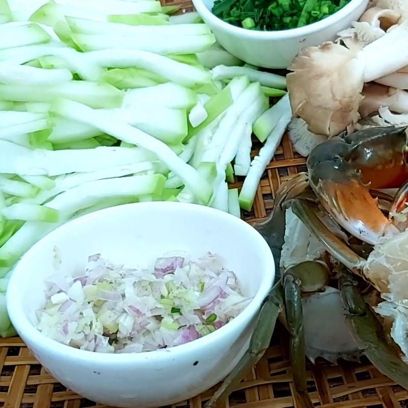 Tất cả nguyên liệu đã sơ chế sẵn sàng để bắt đầu nấu món cua nấu bầu