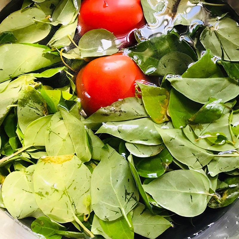 Cắt cà chua múi cau cho món canh