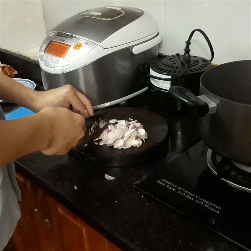 Sơ chế măng chua cho món cá nheo nấu canh chua măng