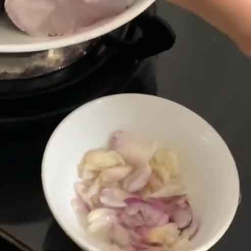 Chuẩn bị hành tím, ớt và rau thơm cho món lẩu cá mú chua cay