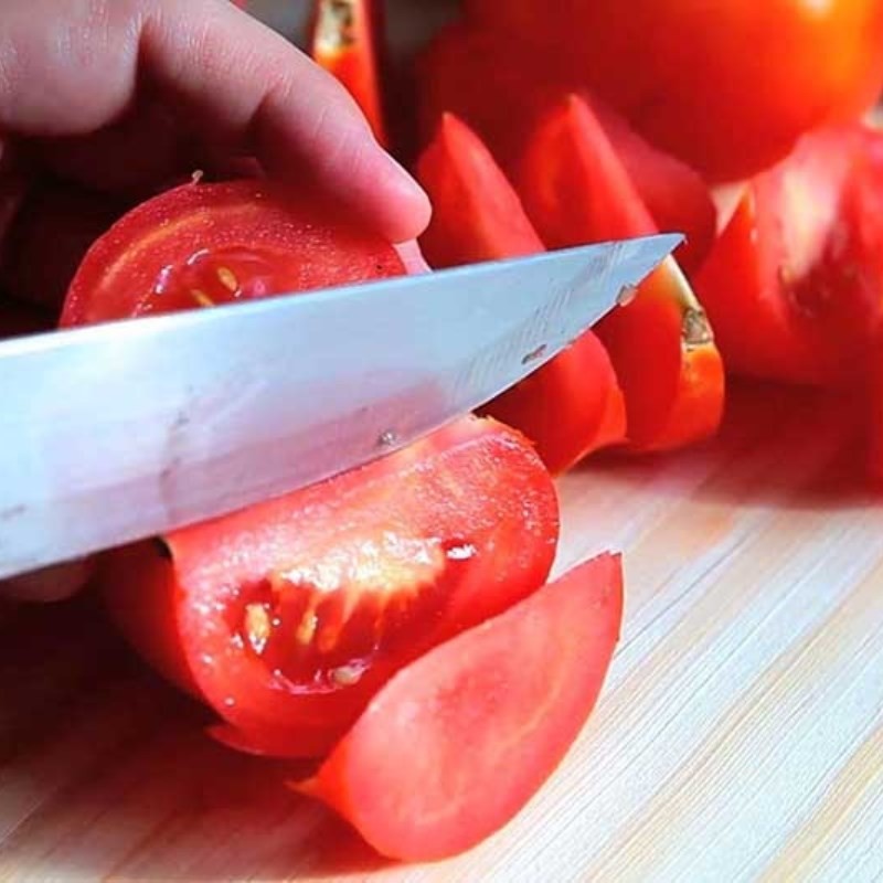 Cà chua thái múi cau và thái sợi chuẩn bị cho món bún cá rô phi