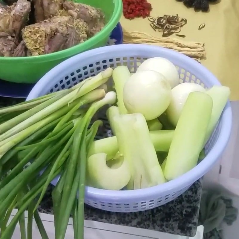 Các nguyên liệu đã sơ chế cho lẩu mắt cá ngừ thuốc bắc