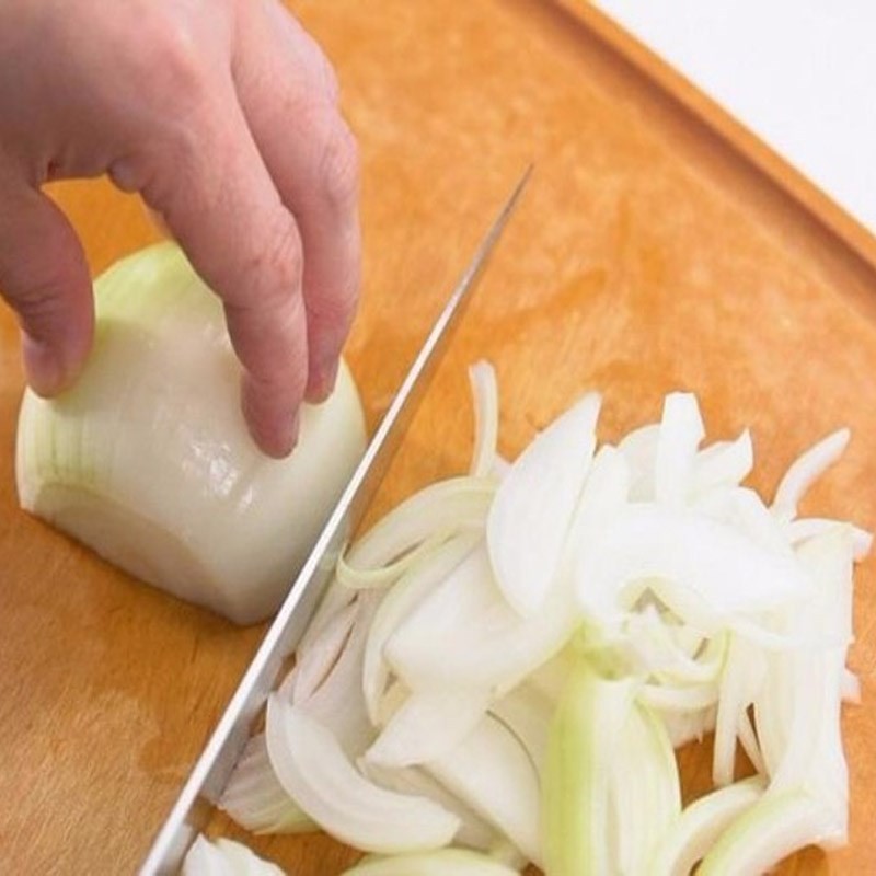 Hình ảnh hành tây phi vàng giòn, nguyên liệu quan trọng cho cách nấu cơm Ấn Độ Biryani