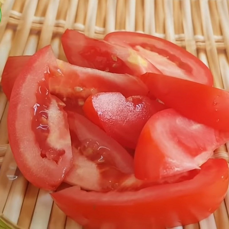 Cà chua và sấu tươi được thái múi cau và rửa sạch