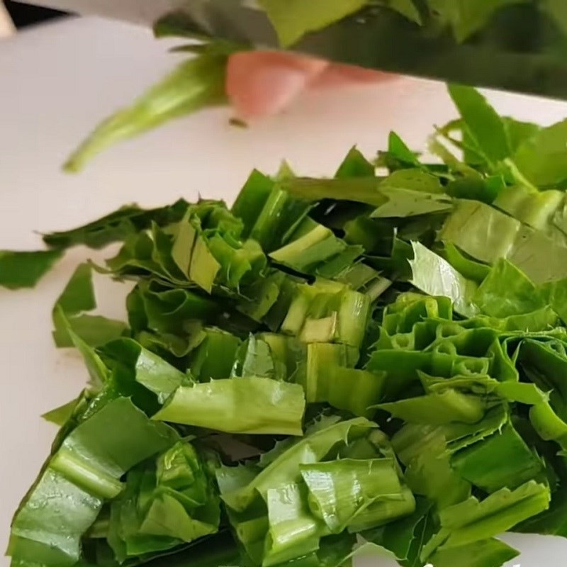 Rau thơm, ớt và hành boa rô đã được sơ chế sẵn sàng nấu canh