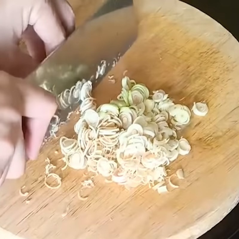 Sơ chế sả, gừng, tỏi cho món vịt om sấu