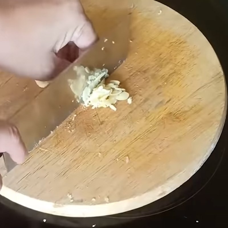 Sơ chế rau ngổ và ngò gai