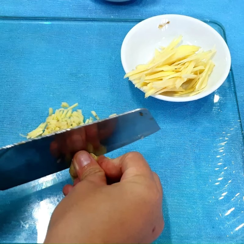 Củ cải trắng được gọt vỏ và rửa sạch, sẵn sàng cho món thịt bò kho