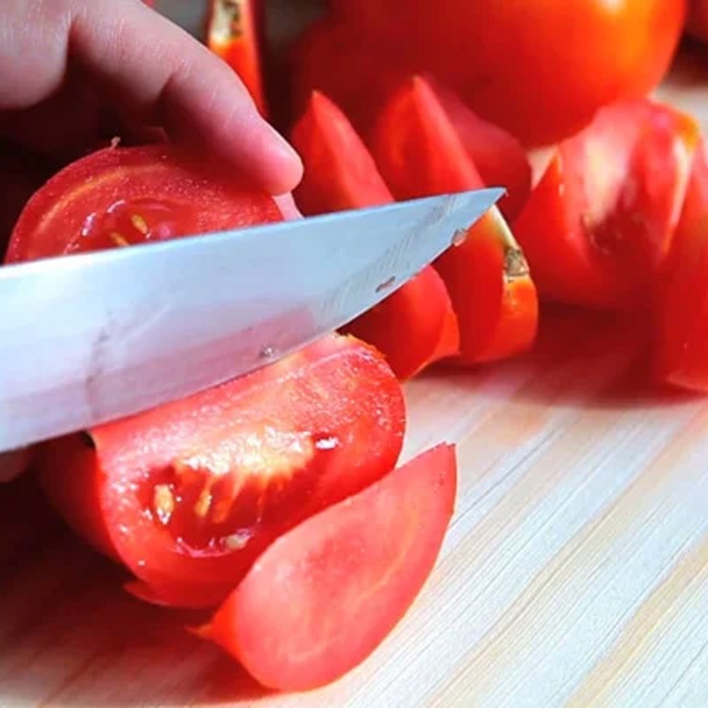 Cà rốt và củ cải trắng được tỉa hoa công phu, chuẩn bị cho nồi nước dùng bún cá cam