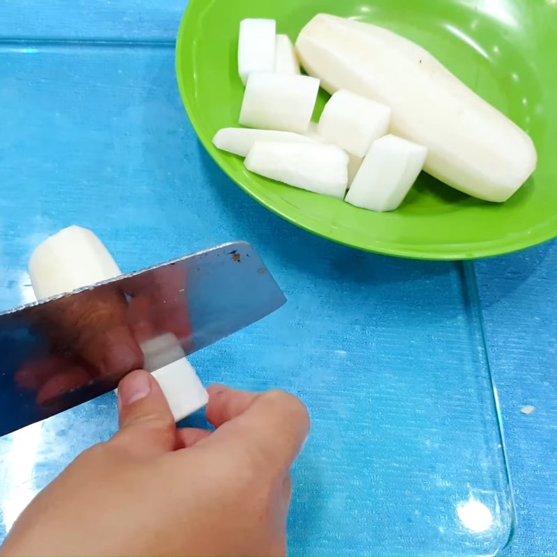 Nấm rơm đã xào sơ qua với hành tỏi, sẵn sàng cho vào nồi cháo cá mú