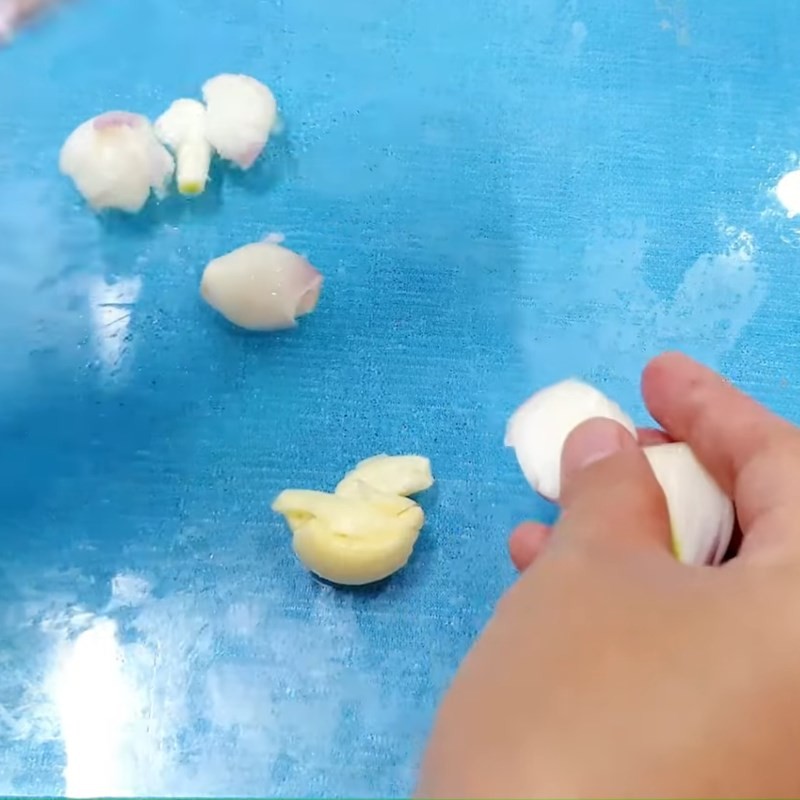 Hành tím và tỏi đã băm nhuyễn, sẵn sàng cho việc phi thơm