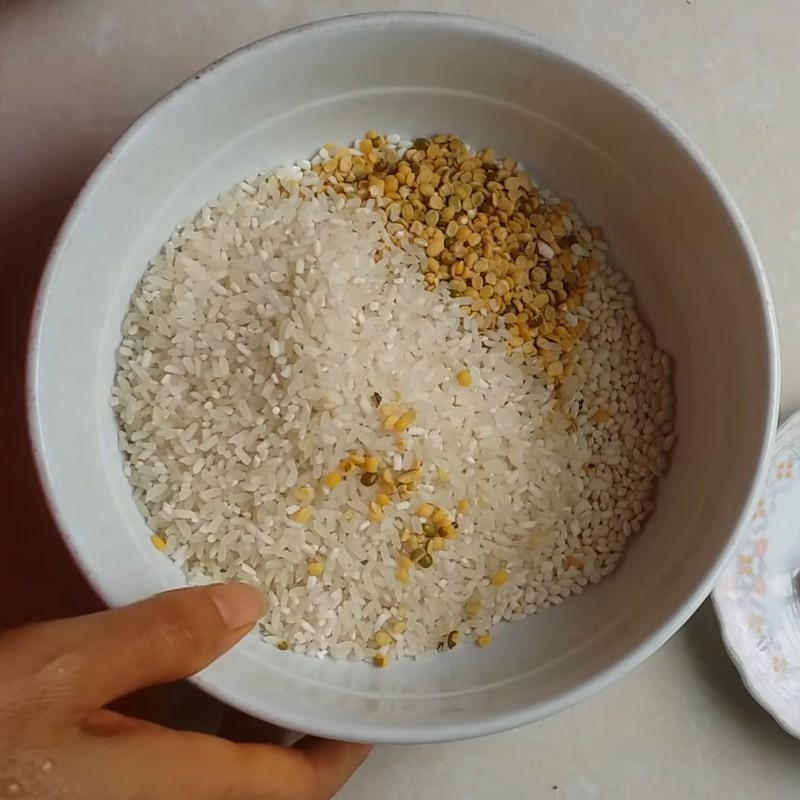 Sơ chế gạo và đậu xanh ngâm nước