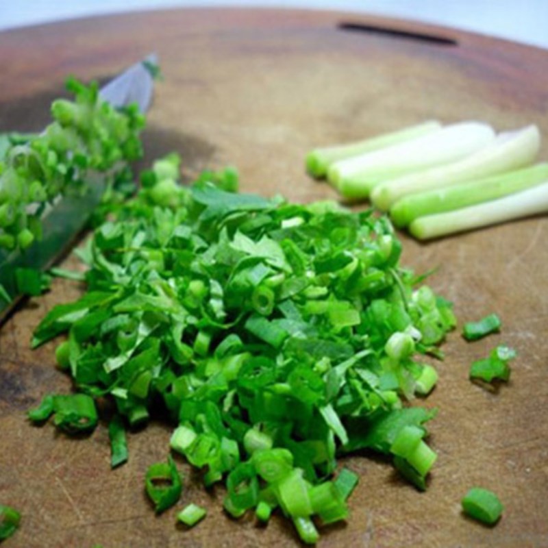 Băm nhỏ hành tím và tỏi