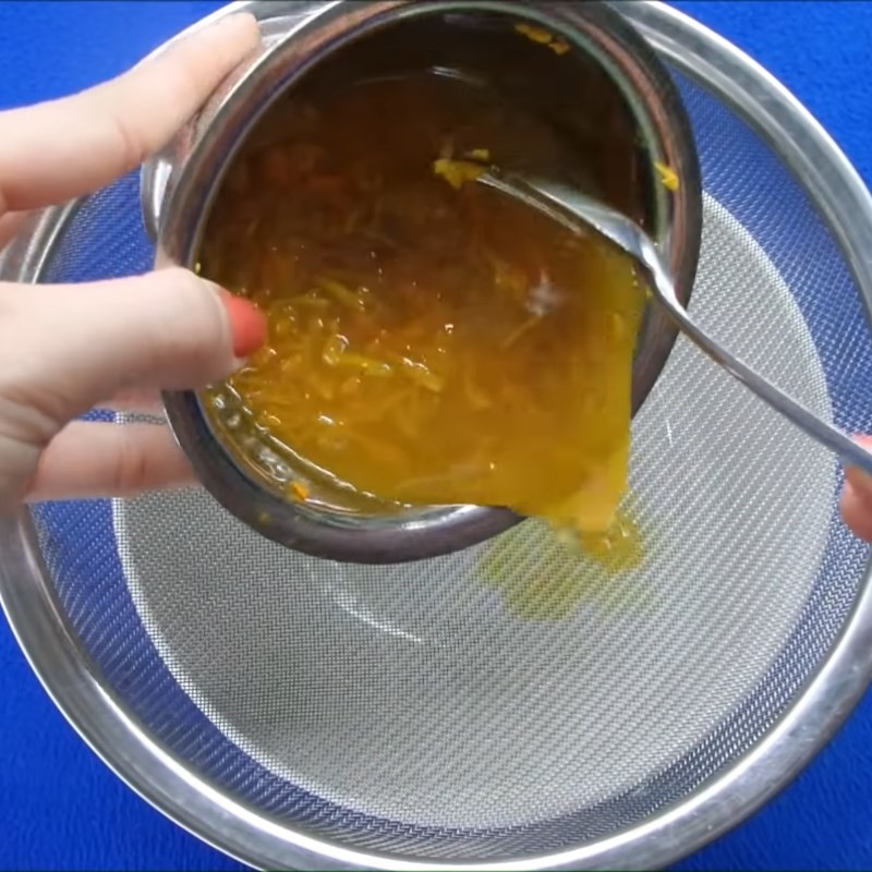 Nghệ và ngải bún tươi đã được giã nhuyễn để lấy nước cốt