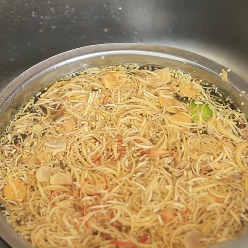 Rau ăn kèm tươi ngon đã được rửa sạch và chuẩn bị cho món bún cá lóc tôm tươi