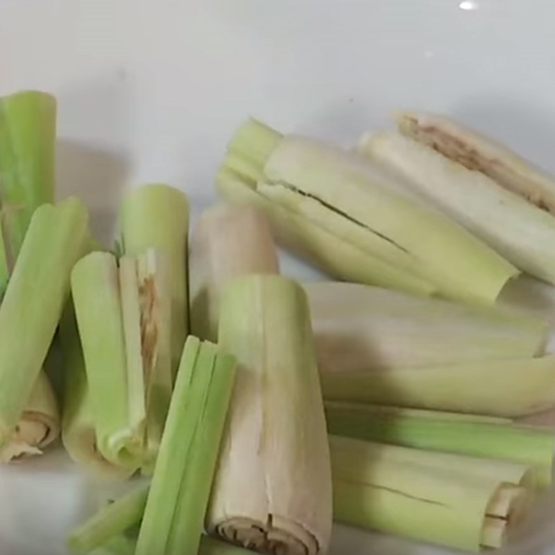 Cắt sả và vắt nước tắc, những nguyên liệu tạo hương vị cho canh sò huyết