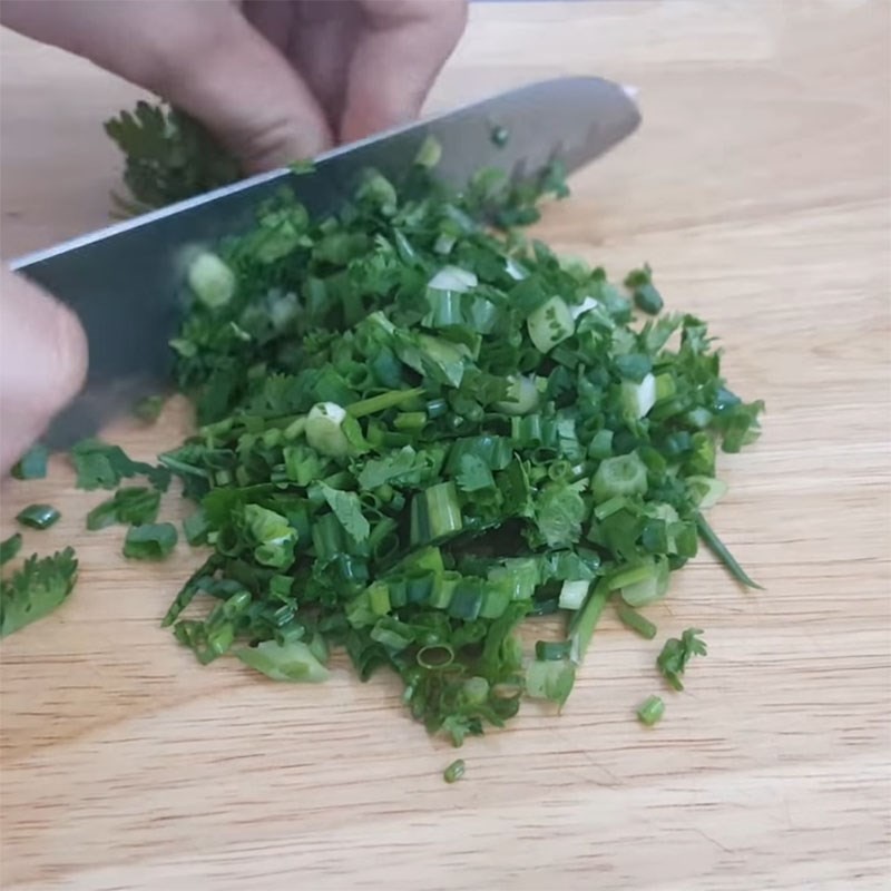 Hình ảnh các loại rau thơm cắt nhỏ, sẵn sàng cho vào nồi canh