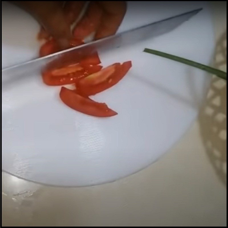 Sơ chế cà chua, hành tím và sấu