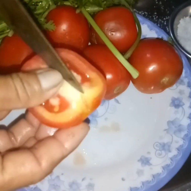 Dọc mùng đã tước vỏ, ngâm muối và cắt lát chéo sẵn sàng chế biến cá trôi