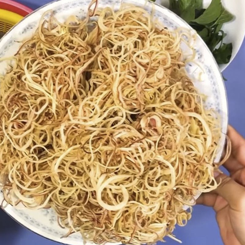 Cà chua bổ múi cau, rau nhút và hoa chuối ngâm rửa sạch chuẩn bị nấu cá trôi