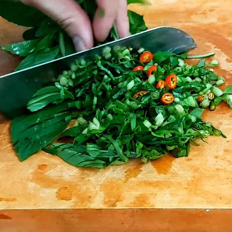 Tỏi băm nhuyễn, nguyên liệu không thể thiếu để phi thơm cho món canh vịt măng chua