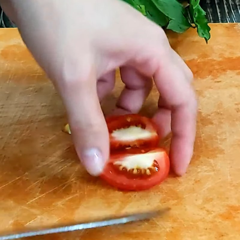 Ớt tươi cắt lát, tạo điểm nhấn cay nồng cho canh vịt măng chua