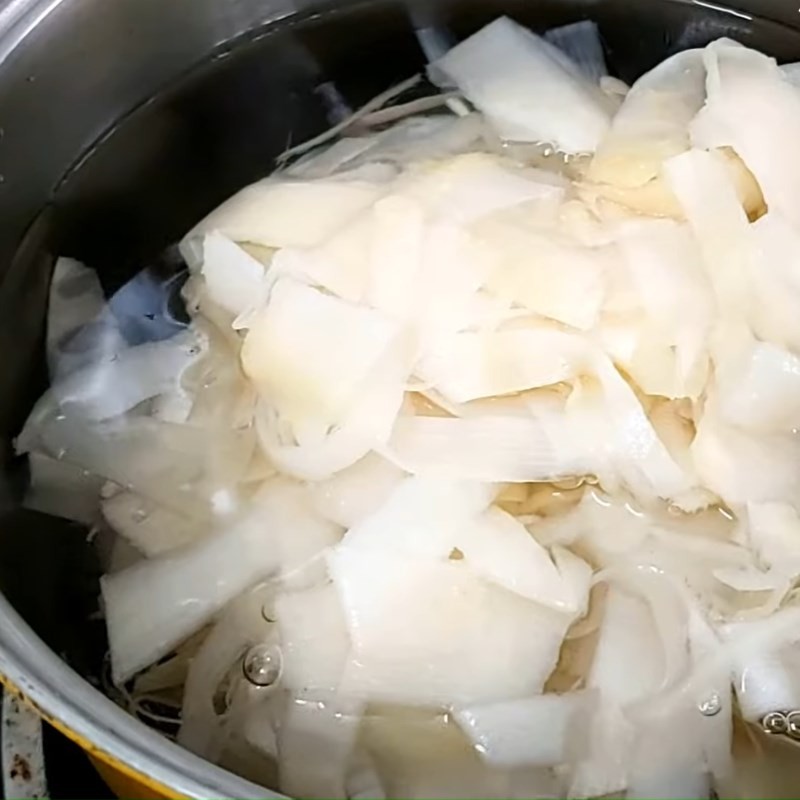 Cà chua được cắt múi cau, chuẩn bị cho món canh vịt măng chua