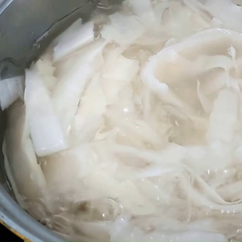 Rau thơm và hành ngò được cắt nhỏ, sẵn sàng thêm vào canh vịt măng chua