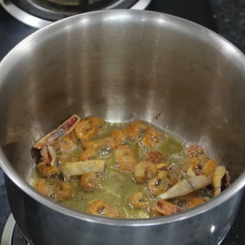 Cà rốt và hành tây cắt miếng cho nước dùng bánh canh cua giò heo