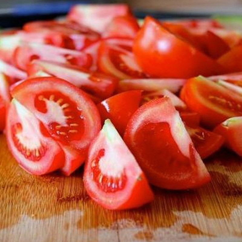 Sơ chế xương ống heo và hành tăm cho súp lươn