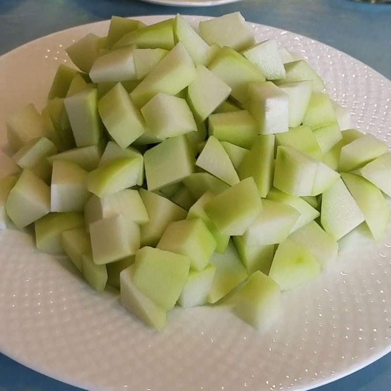 Sơ chế su su và các loại rau gia vị