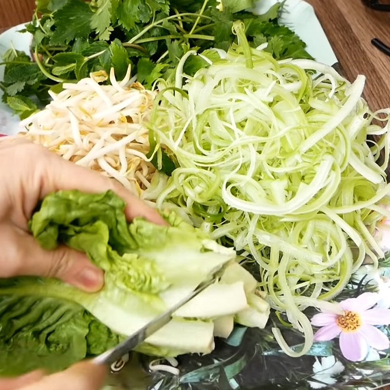 Các loại rau ăn kèm bún riêu cua hộp như rau muống, xà lách