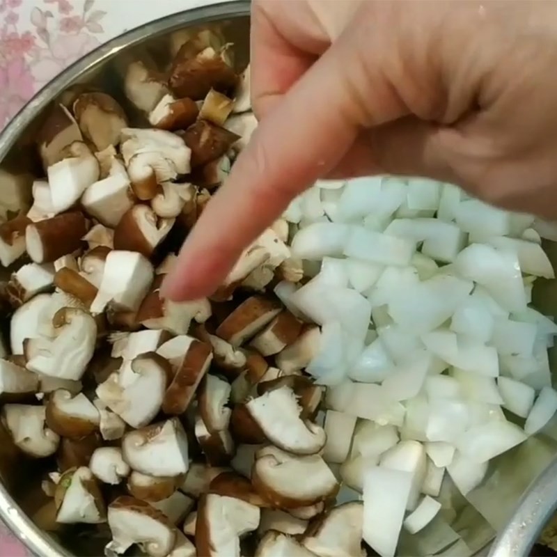 Đậu hũ chiên vàng giòn trong món bún ốc sườn