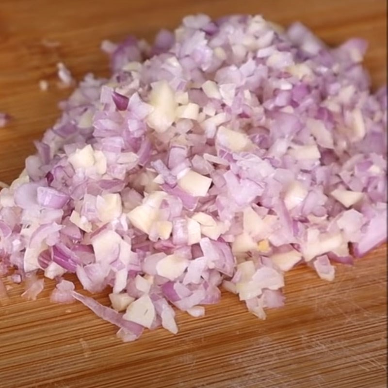 Rau thơm ăn kèm như diếp cá, tía tô, húng quế đã rửa sạch, tăng hương vị cho tô bún ốc măng.