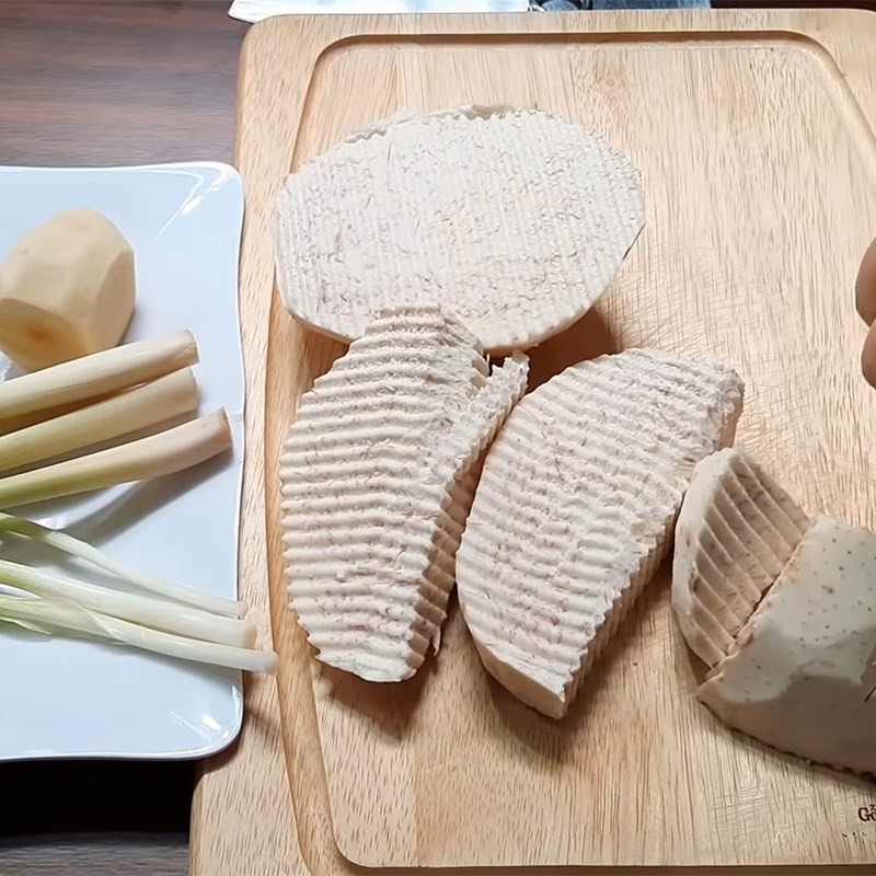 Sơ chế khoai môn gọt vỏ