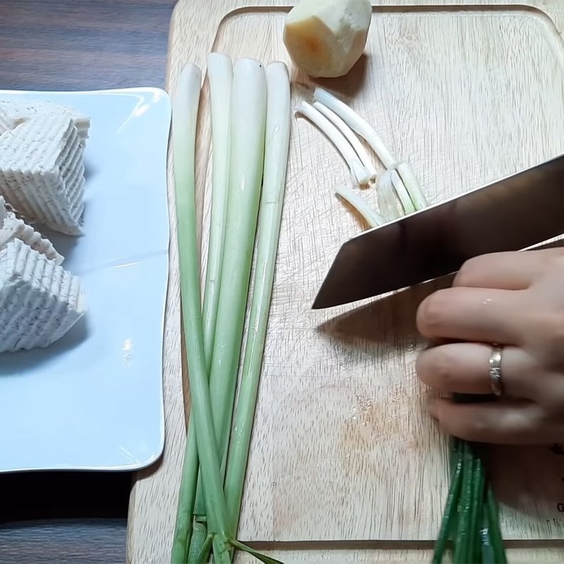 Các loại rau củ đã sơ chế tươm tất, chuẩn bị cho bước xào gia vị khi nấu cà ri rau củ