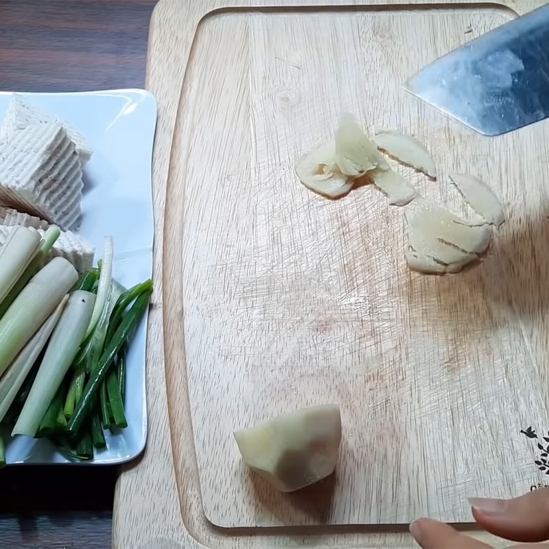 Bắp non và đậu hũ chiên được sơ chế cho món cà ri bí đỏ chay, đảm bảo độ tươi ngon