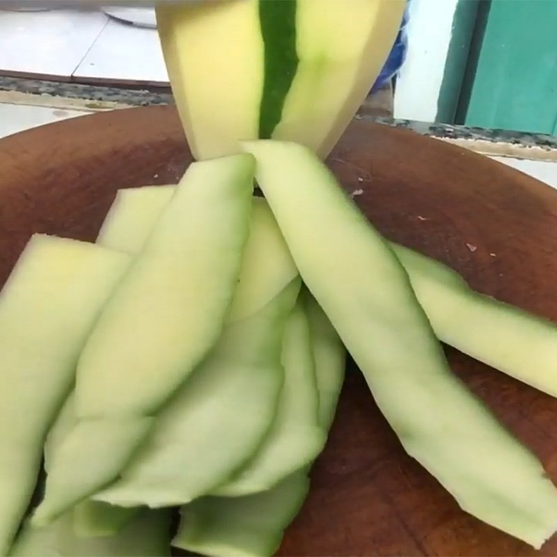 Đu đủ xanh đã gọt vỏ, bỏ hạt và cắt miếng vừa ăn.