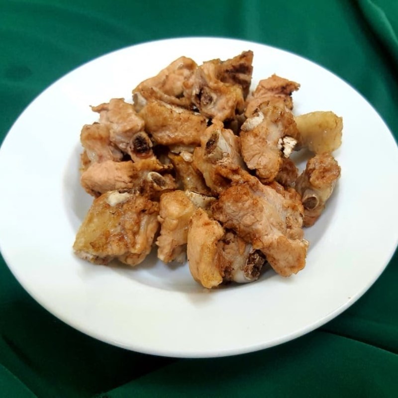 Sườn non được nướng vàng nhẹ bằng nồi chiên không dầu cho bún ốc sườn