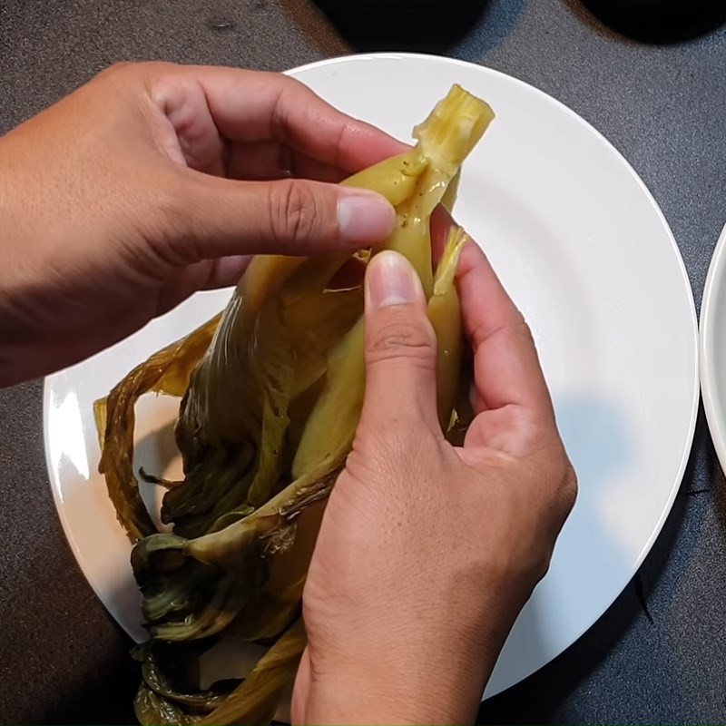 Cải chua chưa sơ chế với màu xanh và vàng đặc trưng