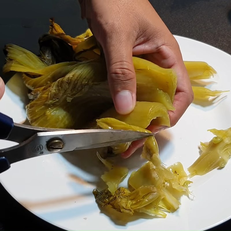 Cải chua đã được sơ chế sạch sẽ và cắt nhỏ