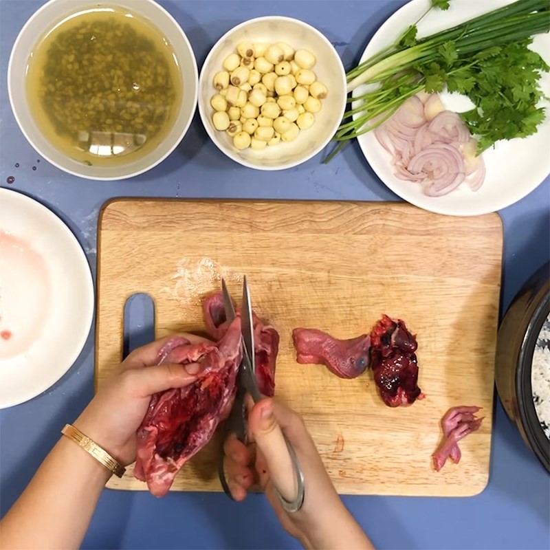 Sơ chế chim bồ câu để nấu cháo bồ câu hạt sen