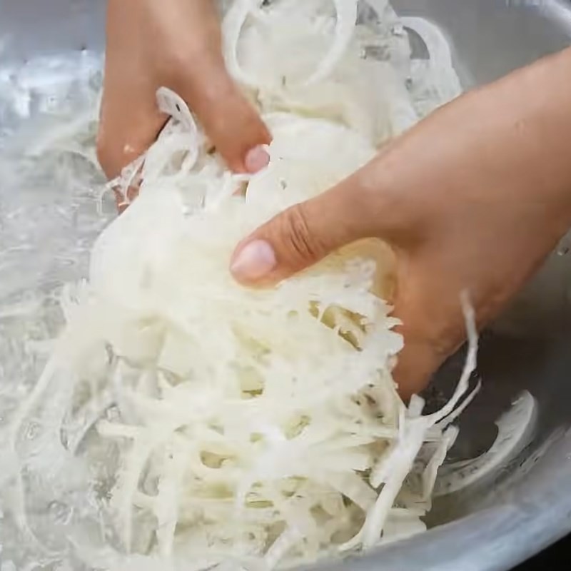 ngam chuoi cay vao nuoc muoi de lam canh chua ca kho