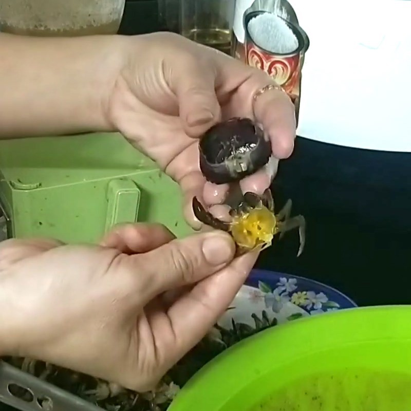 Các bước sơ chế cua biển để nấu lẩu cua bầu